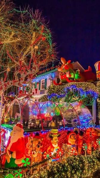 Text: Decorated houses along Park Road NE after dark