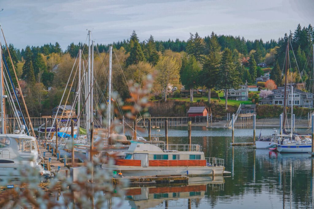 A Bainbridge Island day trip from Seattle needs a ferry ticket, comfortable shoes and no car. The boat takes about 35 minutes, drops you a short walk from Winslow's main street, and the day fits a free art museum, three bookish shops, a harbor boardwalk, a poke lunch and ice cream before the ride home.